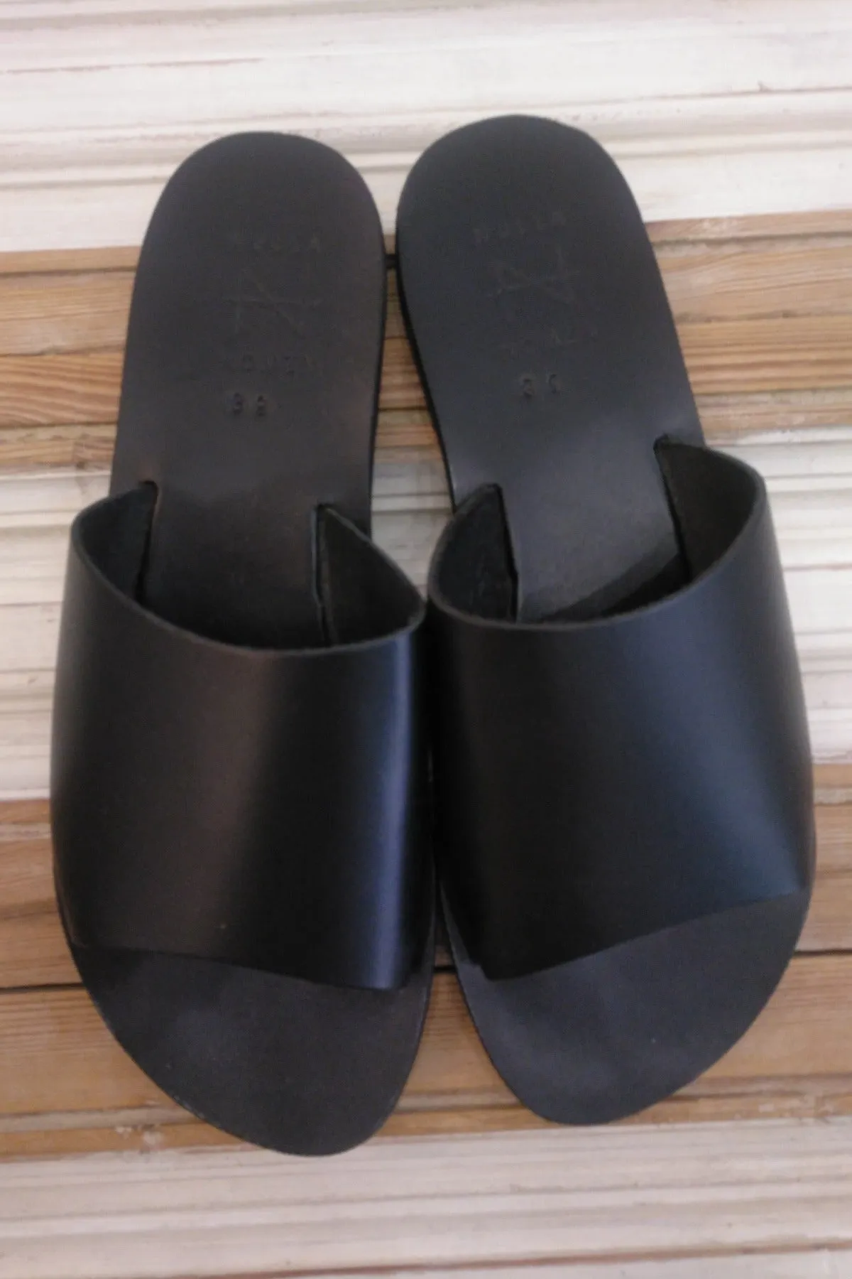 Nulla Nomen Black Slip On Sandals